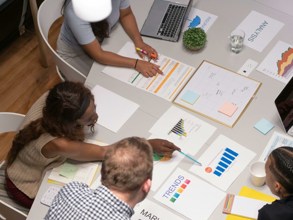 Équipe analysant des données, indicateurs et tendances lors d’un travail collectif