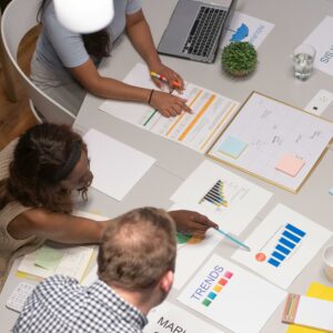 Équipe analysant des données, indicateurs et tendances lors d’un travail collectif