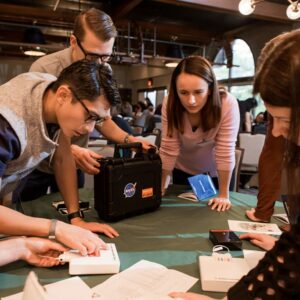 Participants réunis autour d’un atelier collaboratif pour résoudre un problème collectivement