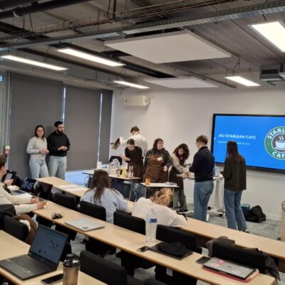 Participants réunis lors d’un atelier StarLean Café pour apprendre le Lean de manière collaborative