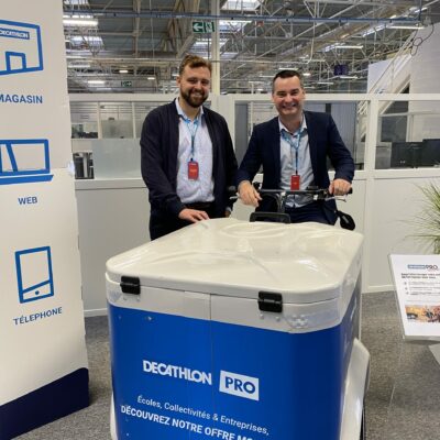 Professionnels participant à une expérimentation terrain autour d’une solution de mobilité innovante