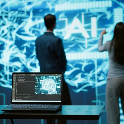 Personnes analysant des données et des modèles d’intelligence artificielle dans un environnement collaboratif