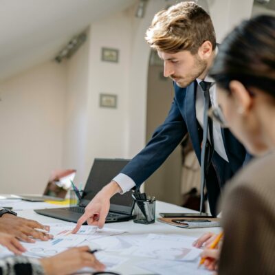 Équipe travaillant sur des documents avec un pilotage et une coordination collective