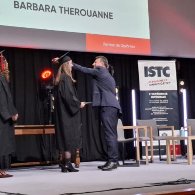 Cérémonie de remise de diplômes lors d’un événement de formation et de transmission des compétences