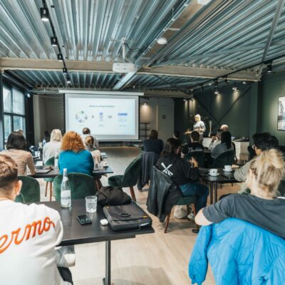 Participants assistant à une session de formation et de présentation collective