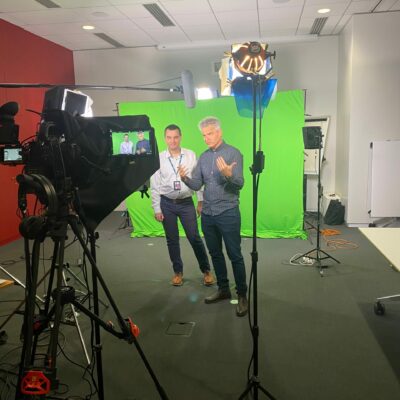 Tournage d’une vidéo pédagogique avec des intervenants dans un studio équipé